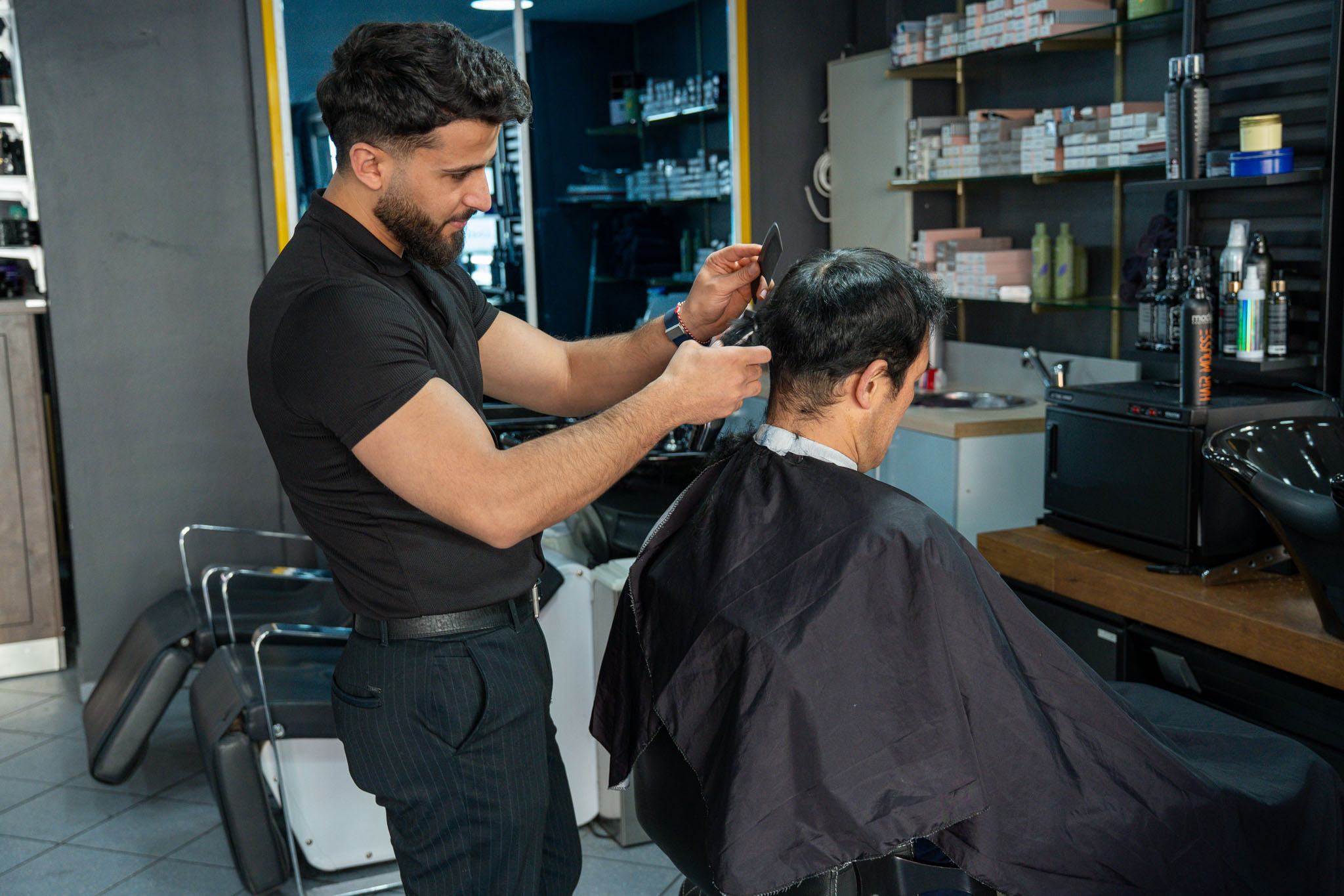 Friseur bei der Arbeit am Herrenhaarschnitt