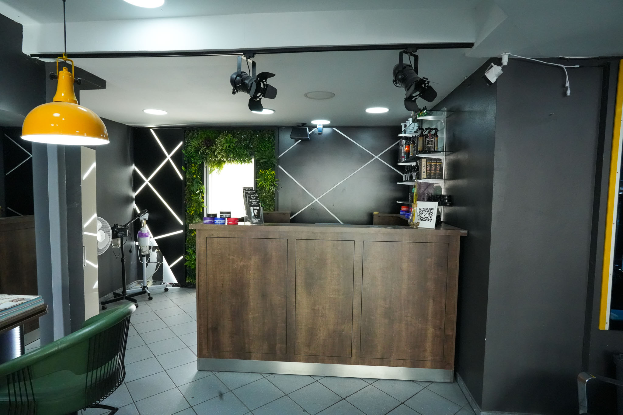 Empfang mit Holztresen im Hairstudio Relax Aachen