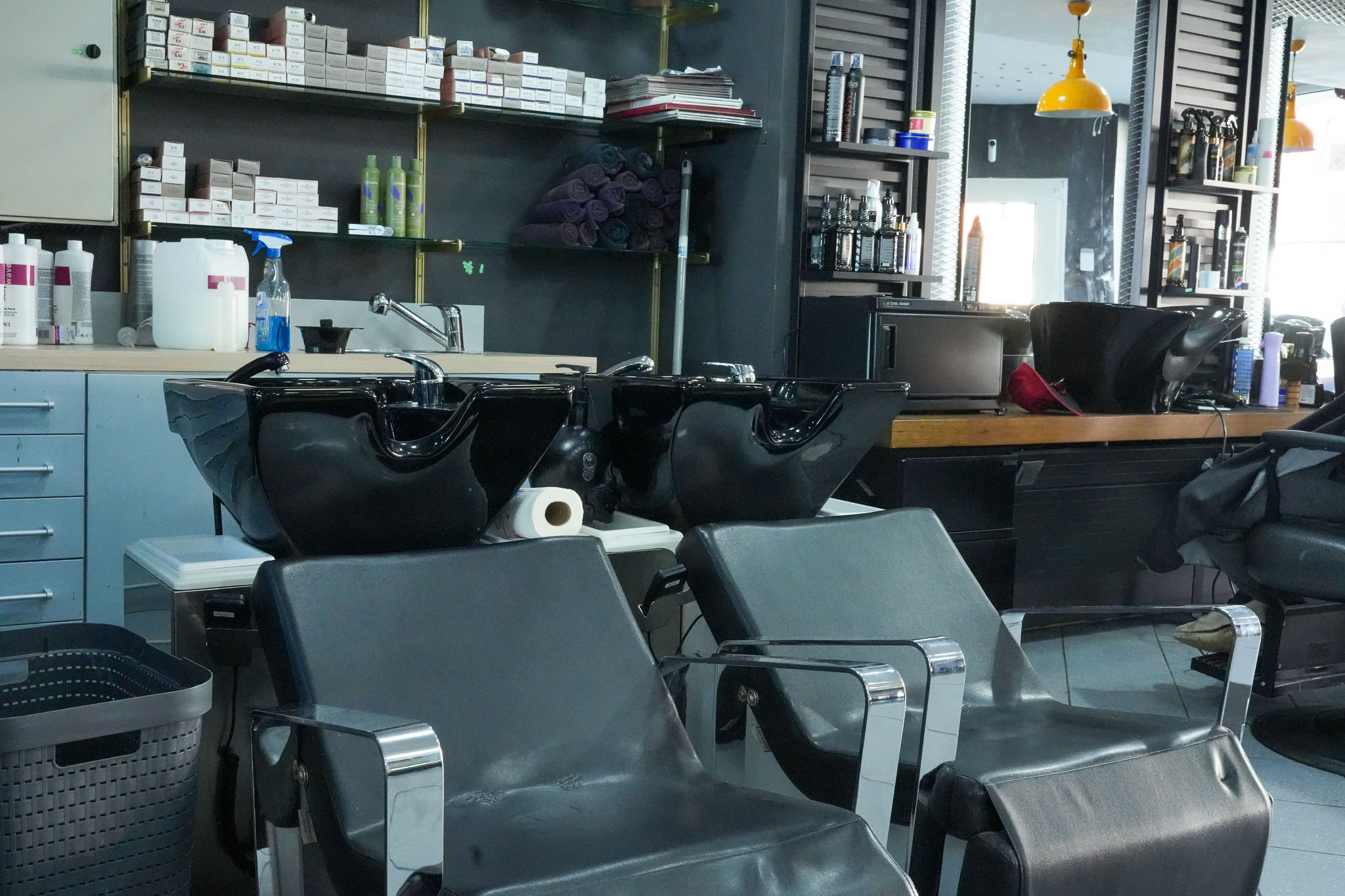 Waschplätze und Pflegebereich im Salon Aachen